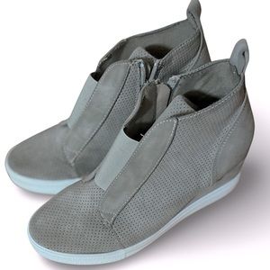 Gray wedged tennis shoes
